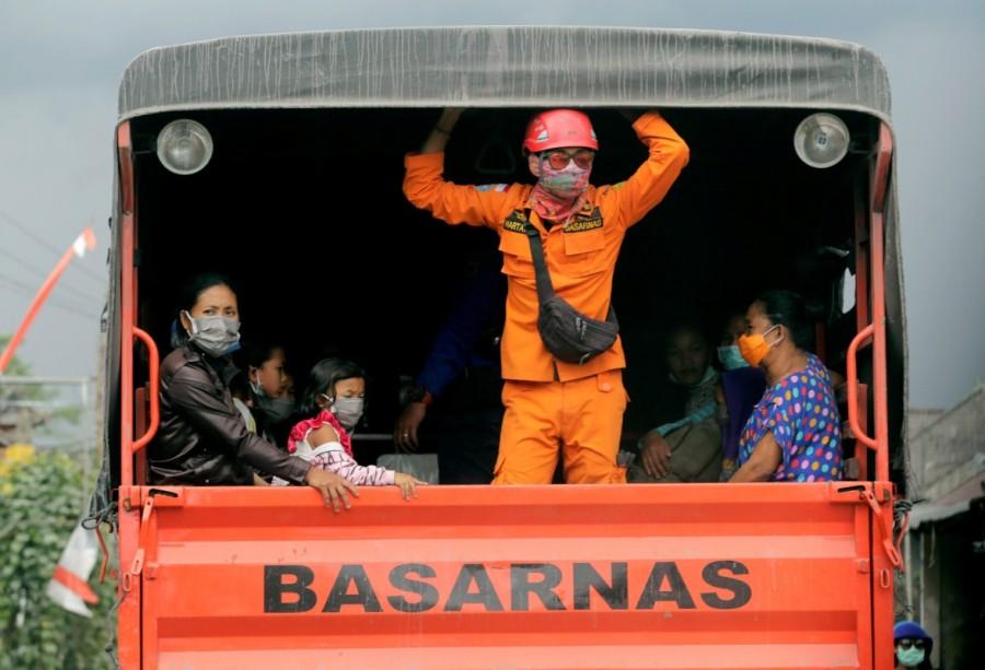 Villagers rescued by National Search and Rescue Agency are seen in a truck, due to the eruption of Mount Agung in Karangasem Bali resort island, Indonesia, November 27, 2017. Mount Agung,Mount Agung volcano,Mount Agung spewing smoke,cracks on Mount Agung,Bali volcano,Bali volcano erupts,Bali volcano eruption