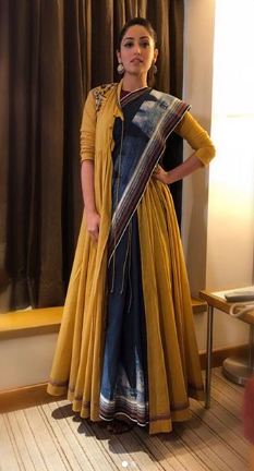 Saree in a unique way: Being the first one to pull off an Angrakha saree, Yami Gautam makes style a statement by looking undoubtedly pretty. She looks extremely elegant and classy in the unique Angrakha Saree. Yami Gautam,actress Yami Gautam,Yami Gautam fashion,Yami Gautam amazing fashion,Yami Gautam dress,Yami Gautam hot pics,Yami Gautam hot images,Yami Gautam hot stills,Yami Gautam hot pictures,Yami Gautam hot photos