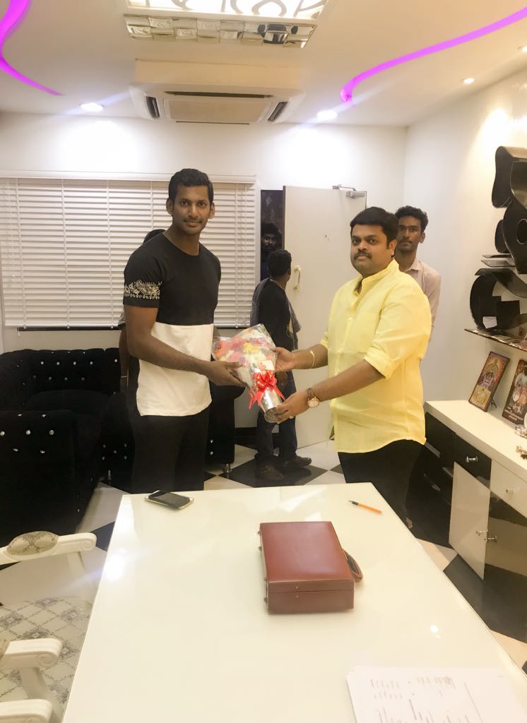 South Indian actor Vishal watches Karthi's Theeran Adhigaaram Ondru movie at Ram Muthuram Cinemas in Tirunelveli. Vishal,actor Vishal,Karthi,Actor Karthi Sivakumar,Theeran Adhigaaram Ondru,Theeran Adhigaaram Ondru special screening,Vishal watches Theeran Adhigaaram Ondru movie