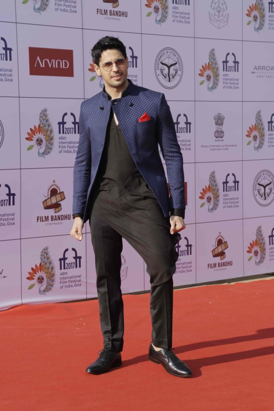 Sidharth Malhotra poses for the camera during IFFI 2017 closing ceremony. Akshay Kumar,Sidharth Malhotra,Sushant Singh,Karan Johar,IFFI closing ceremony,celebs at IFFI closing ceremony,IFFI closing ceremony pics,IFFI closing ceremony images,IFFI closing ceremony stills,IFFI closing ceremony pictures,IFFI closing ceremony photos