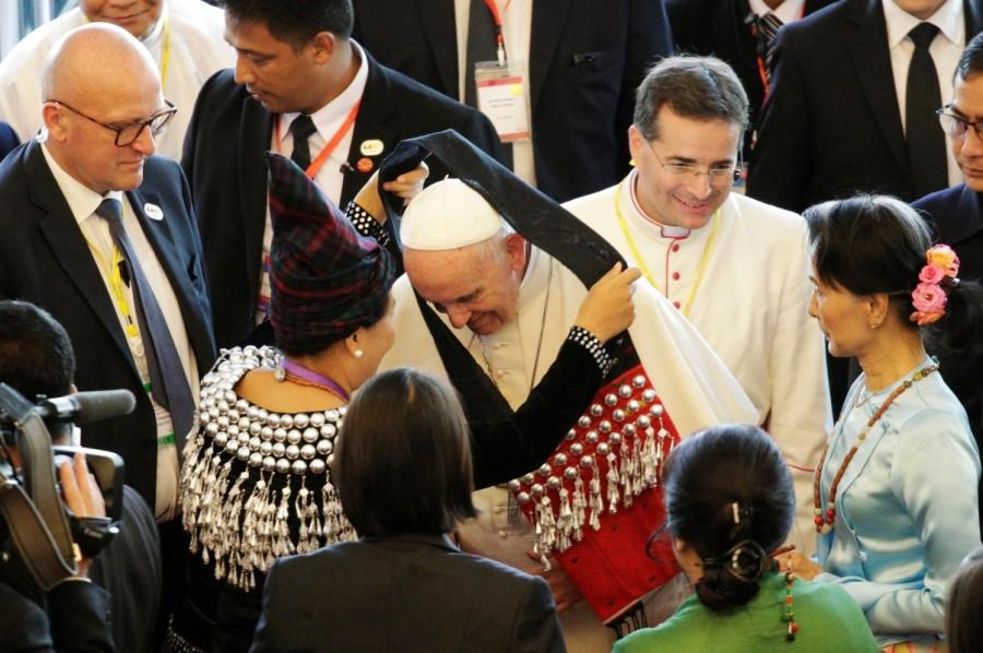 Pope Francis receives a bag as a gift as he arrives with Myanmar’s State Counsellor Aung San Suu Kyi for a meeting with members of the civil society and diplomatic corps in Naypyitaw, Myanmar November 28, 2017. Pope Francis,Pope Francis visits Myanmar,Pope Francis visits Bangladesh