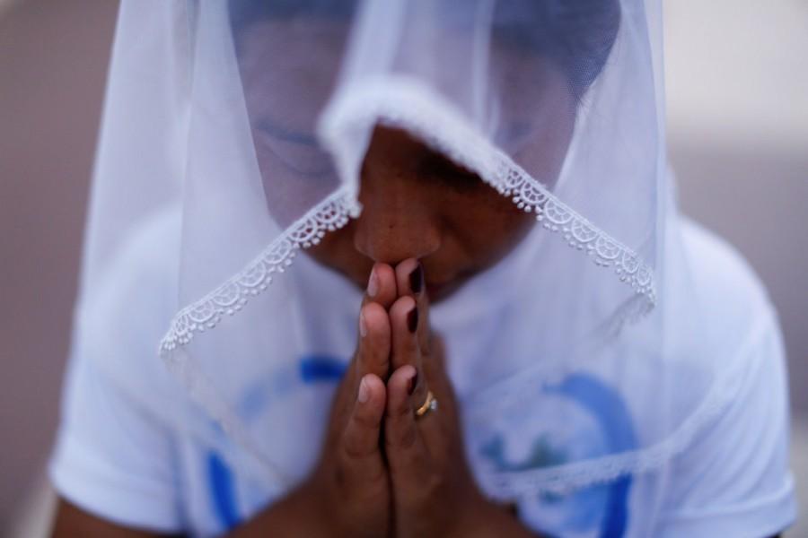 A Catholic woman prays at St. Anthony church on the eve of the mass of Pope Francis in Yangon, Myanmar November 28, 2017. Pope Francis,Pope Francis visits Myanmar,Pope Francis visits Bangladesh