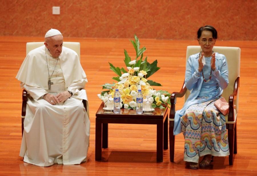 Myanmar’s State Counsellor Aung San Suu Kyi applauds next to Pope Francis as they attend a meeting with members of the civil society and diplomatic corps in Naypyitaw, Myanmar November 28, 2017. Pope Francis,Pope Francis visits Myanmar,Pope Francis visits Bangladesh