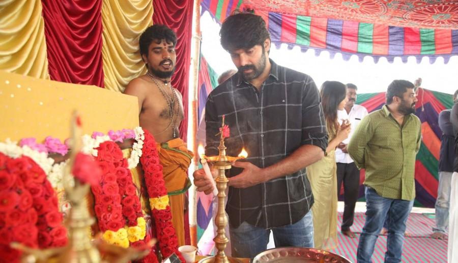 Arya at GajiniKanth movie launch. Arya,Gnanavel Raja,RJ Balaji,GajiniKanth movie launch,GajiniKanth movie pooja,GajiniKanth,GajiniKanth movie pooja pics,GajiniKanth movie pooja images,GajiniKanth movie pooja stills,GajiniKanth movie pooja pictures,GajiniKanth movie pooja photos