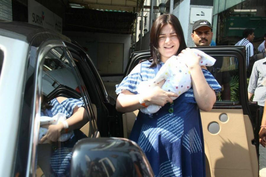 Urvashi Sharma spotted with their newborn boy as they head home. Sachiin Joshi and Urvashi Sharma,Sachiin Joshi,Urvashi Sharma,Sachiin Joshi and Urvashi Sharma baby boy