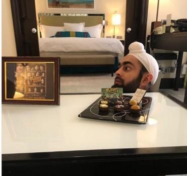 The Fukrey team is on a promotional spree currently hitting the national capital Delhi with their quirky promotional campaigns. A testimony of the same was shared by Ritesh Sidhwani on his social media handle. Ritesh Sidhwani shared a picture of Manjot aka Lali giving a hilarious sight in between their promotional schedule. Insync with the films recent poster Manjot was seen going headless in Delhi. Ritesh captioned the image writing,