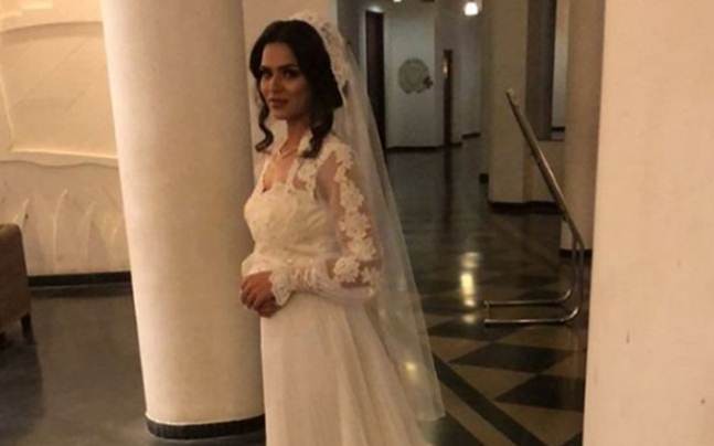 Aashka Goradia makes a stunning bride in her mother-in-law's gown. Aashka Goradia and Brent Goble wedding,Aashka Goradia and Brent Goble marriage,Aashka Goradia,Brent Goble,Aashka Goradia Brent Globe,Aashka Goradia weding,Aashka Goradia weding pics,Aashka Goradia weding images,Aashka Goradia weding stills,Aashka Goradia
