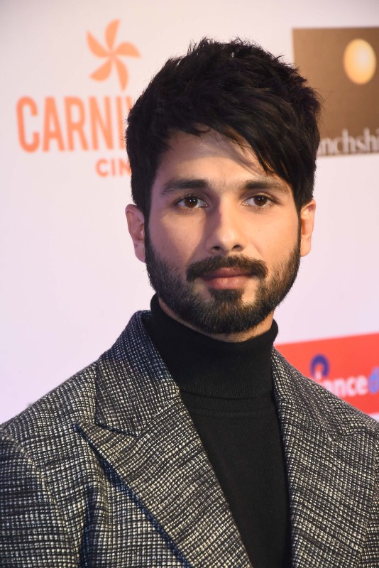 Shahid Kapoor poses for the cameras at the Red carpet at the Reliance Digital and Filmfare Glamour and Style Awards 2017 held in Mumbai on December 01, 2017. Hrithik Roshan,Shahid Kapoor,Varun Dhawan,Jackie Shroff,Filmfare Glamour & Style Awards 2017,Filmfare Glamour & Style Awards