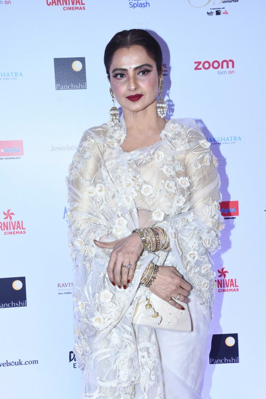 Rekha poses for the cameras at the Red carpet at the Reliance Digital and Filmfare Glamour and Style Awards 2017 held in Mumbai on December 01, 2017. Rekha,Sridevi,Vaani Kapoor,Pooja Hegde,Filmfare Glamour & Style Awards 2017,Filmfare Glamour & Style Awards,celebs at Filmfare Glamour & Style Awards 2017