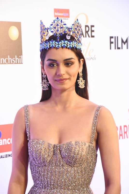 Manushi Chillar poses for the cameras at the Red carpet at the Reliance Digital and Filmfare Glamour and Style Awards 2017 held in Mumbai on December 01, 2017. Manushi Chillar,Kriti Sanon,Rhea Chakraborty,Kriti Kharbanda,Filmfare Glamour & Style Awards 2017,Filmfare Glamour & Style Awards,celebs at Filmfare Glamour & Style Awards 2017