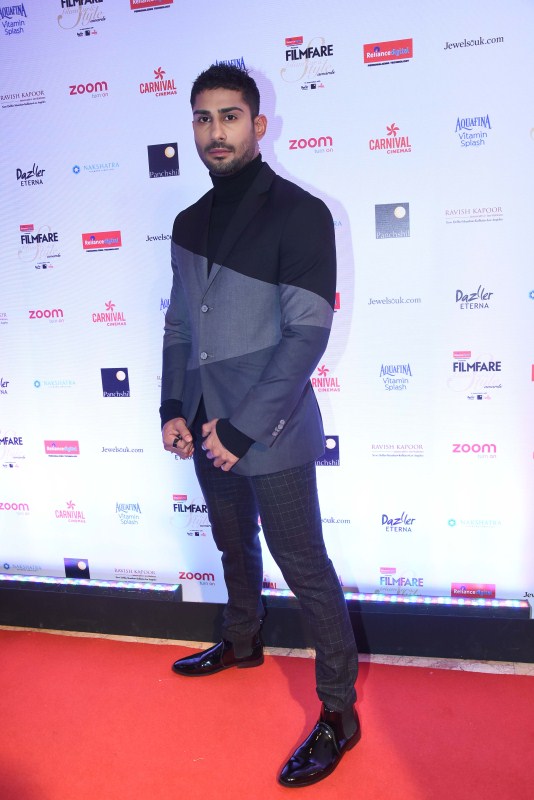 Prateik Babbar poses for the cameras at the Red carpet at the Reliance Digital and Filmfare Glamour and Style Awards 2017 held in Mumbai on December 01, 2017. Manushi Chillar,Kriti Sanon,Rhea Chakraborty,Kriti Kharbanda,Filmfare Glamour & Style Awards 2017,Filmfare Glamour & Style Awards,celebs at Filmfare Glamour & Style Awards 2017