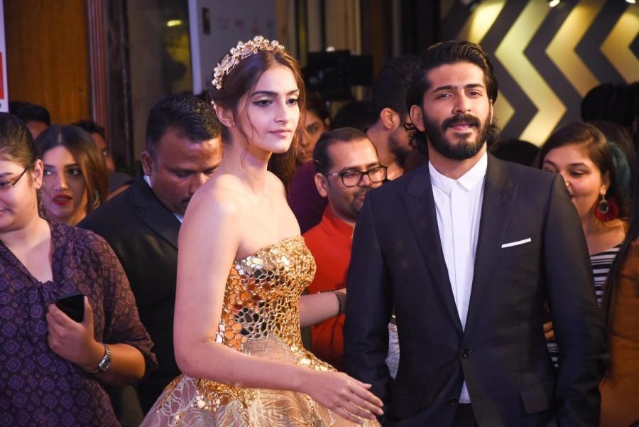 Harshvardhan Kapoor and Sonam Kapoor poses for the cameras at the Red carpet at the Reliance Digital and Filmfare Glamour and Style Awards 2017 held in Mumbai on December 01, 2017. Harshvardhan Kapoor,Sonam Kapoor,Karan Johar,Sonakshi Sinha,Huma Qureshi,Filmfare Glamour & Style Awards 2017,Filmfare Glamour & Style Awards,celebs at Filmfare Glamour & Style Awards 2017