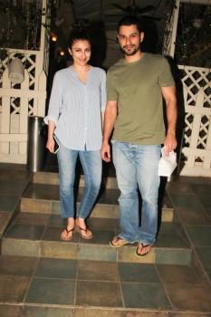 Soha Ali Khan and Kunal Khemu spotted at Bandra on 1st Dec 2017.