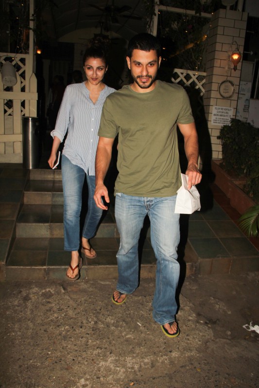Bollywood real life couple Kunal Khemu and Soha Ali Khan spotted at Bandra. Soha Ali Khan and Kunal Khemu,Soha Ali Khan,Kunal Khemu,Soha Ali Khan spotted at Bandra,Kunal Khemu spotted at Bandra