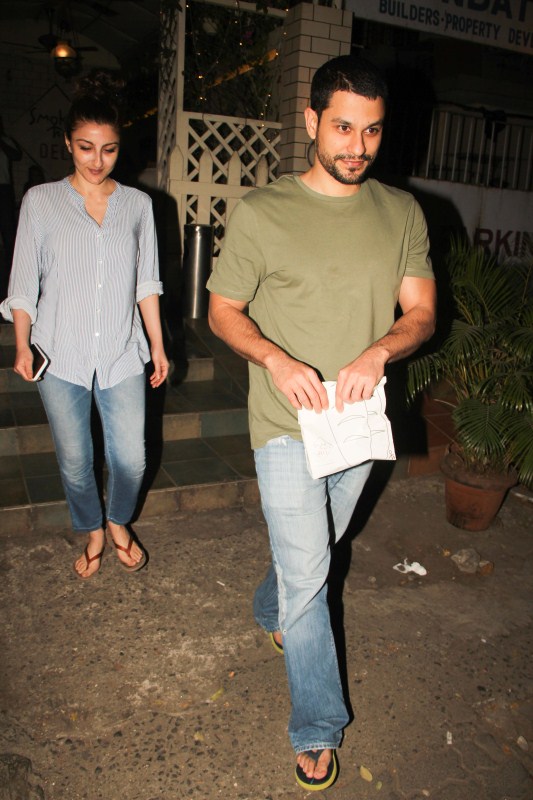 Bollywood real life couple Kunal Khemu and Soha Ali Khan spotted at Bandra in Mumbai. Soha Ali Khan and Kunal Khemu,Soha Ali Khan,Kunal Khemu,Soha Ali Khan spotted at Bandra,Kunal Khemu spotted at Bandra