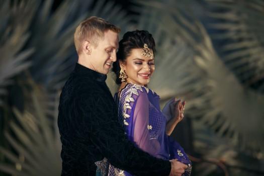 On the second day of the wedding festivities, Aashka Goradia and Brent Goble had a very vibrant and colorful sangeet!  Queen Harish, India's Got Talent fame, entertained the audience with spectacular performances as well as taught Brent's family members some Bollywood moves on stage.