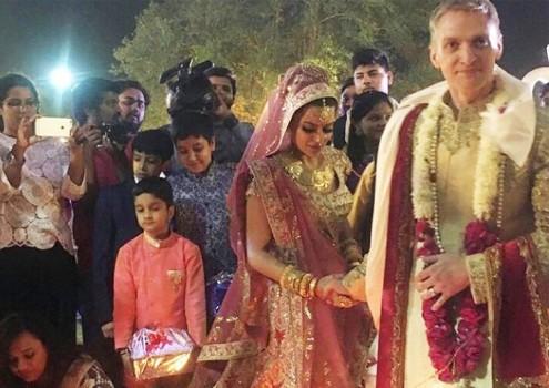 Aashka Goradia gets married to boyfriend Brent Goble.