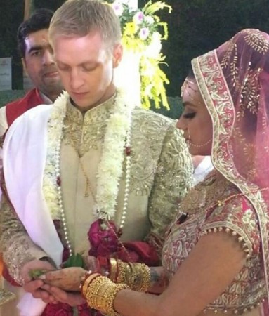 Aashka Goradia-Brent Goble wedding images. Aashka Goradia,aashka goradia brent goble gujarati wedding,aashka goradia wedding video,aashka goradia wedding inside photos,aashka goradia wedding inside videos,naagin 2 actress aashka goradia marriage photos,aashka goradia brent Goble