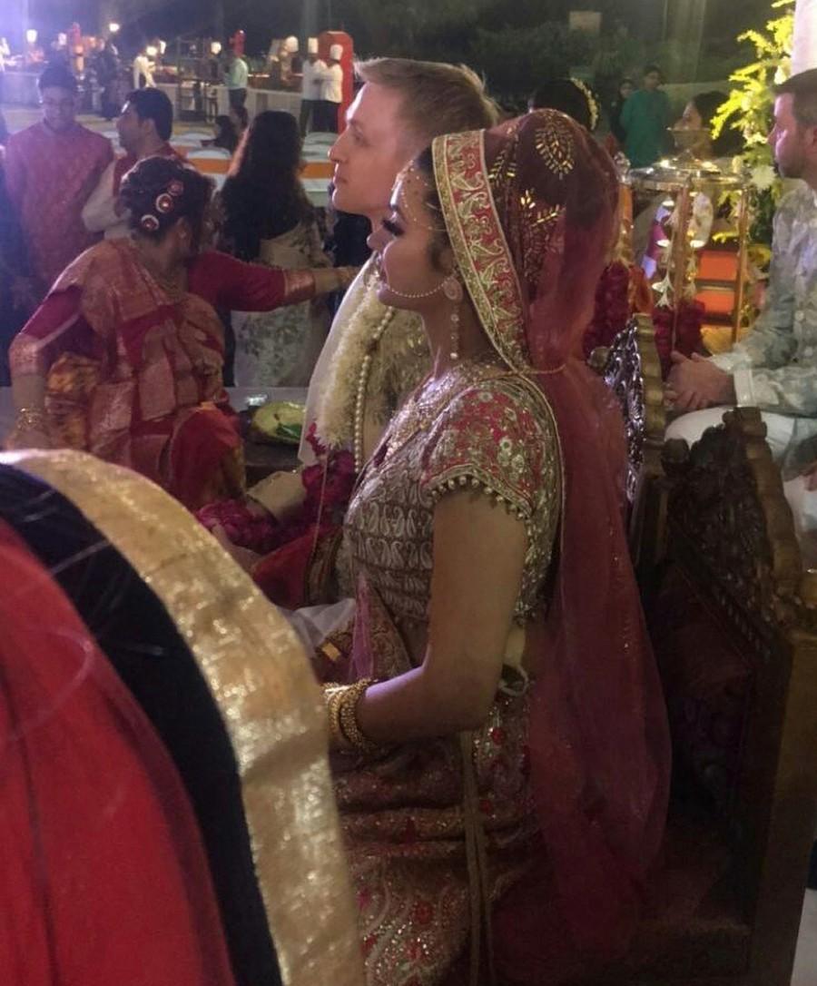 Aashka Goradia-Brent Goble wedding pictures. Aashka Goradia,aashka goradia brent goble gujarati wedding,aashka goradia wedding video,aashka goradia wedding inside photos,aashka goradia wedding inside videos,naagin 2 actress aashka goradia marriage photos,aashka goradia brent Goble