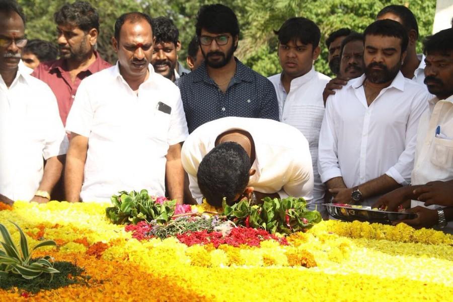 Vishal pays respect to former TN CM Puratchi Thalaivar MGR Memorial & Jayalalithaa memorial at Marina. Vishal,Jayalalitha,Jayalalithaa,Jayalalithaa memorial,Jayalalithaa memorial hall,actor Vishal,vishal krishna,Vishal RK Nagar,Vishal RK Nagar election