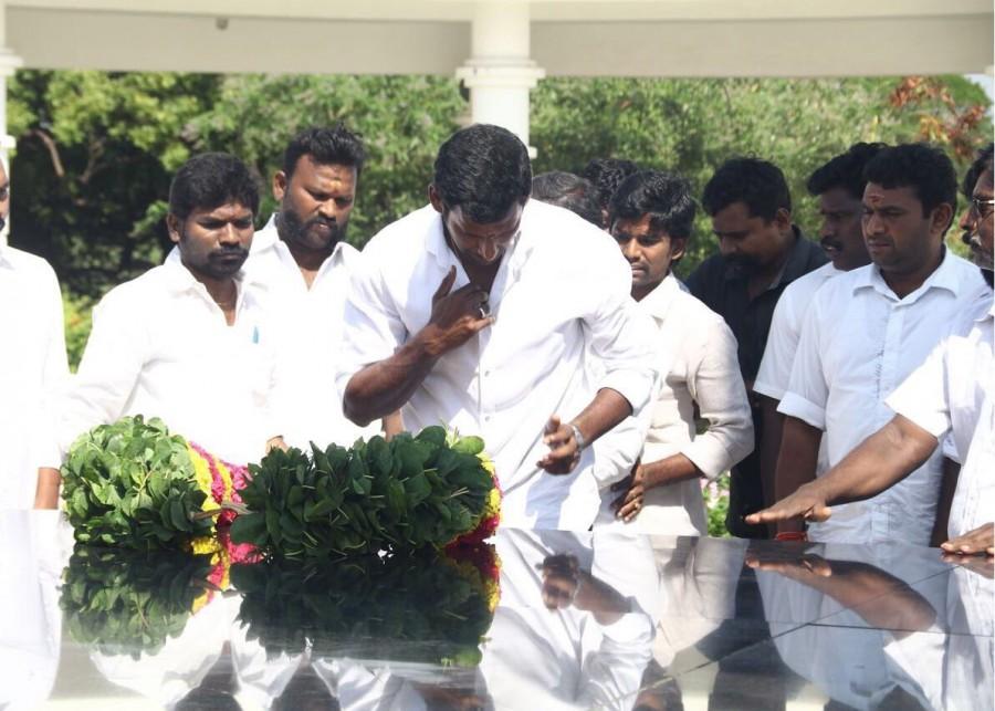 Vishal pays his respects at Amma Jayalalitha's Marina memorial. Vishal,Jayalalitha,Jayalalithaa,Jayalalithaa memorial,Jayalalithaa memorial hall,actor Vishal,vishal krishna,Vishal RK Nagar,Vishal RK Nagar election