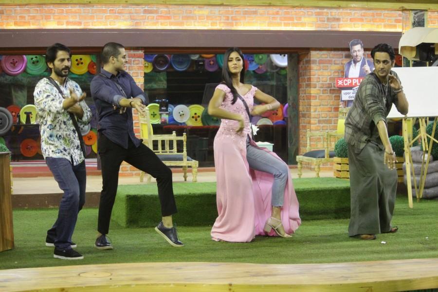 Katrina Kaif dancing with the contestants in Bigg Boss 11. Katrina Kaif,Katrina Kaif and Salman Khan,Salman Khan,Bigg Boss 11,Katrina Kaif in Bigg Boss 11,Katrina Kaif in Bigg Boss,Bigg Boss 11 sets