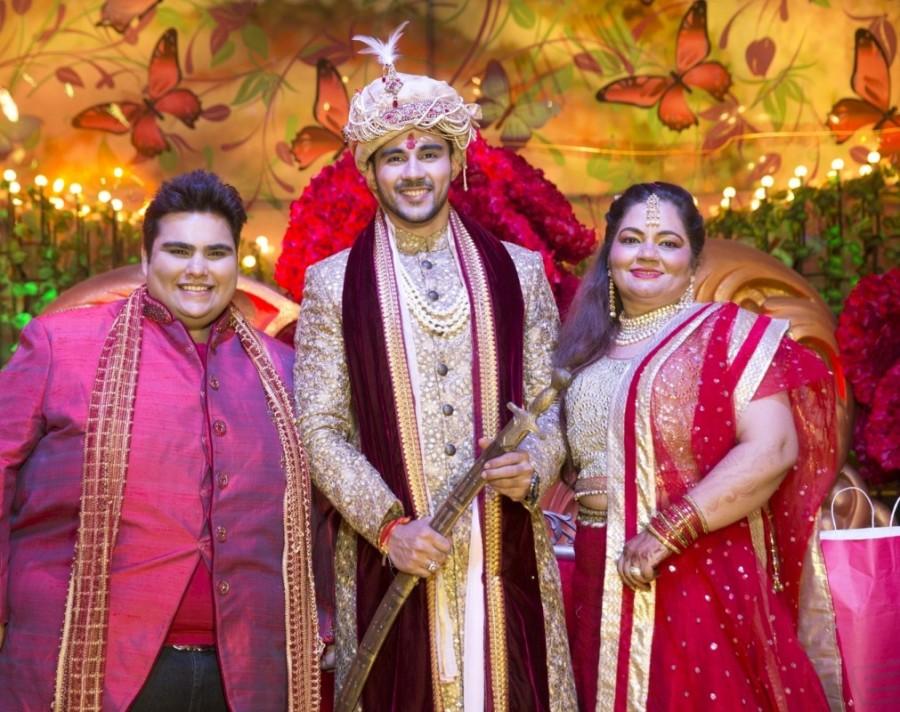 Actor Sumeet Samnani with Abhishek and his mother. Abhishek Bajaj and Akanksha Jindal,Abhishek Bajaj,Akanksha Jindal,Abhishek Bajaj's wedding pictures,Abhishek Bajaj wedding pics,Abhishek Bajaj wedding images,Abhishek Bajaj wedding stills,Abhishek Bajaj wedding pictures,Abhishek Bajaj wedding photos