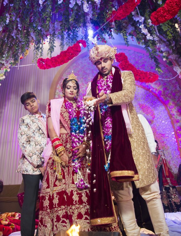 Abhishek and Akanksha take the pheras. Abhishek Bajaj and Akanksha Jindal,Abhishek Bajaj,Akanksha Jindal,Abhishek Bajaj's wedding pictures,Abhishek Bajaj wedding pics,Abhishek Bajaj wedding images,Abhishek Bajaj wedding stills,Abhishek Bajaj wedding pictures,Abhishek Bajaj wedding photos