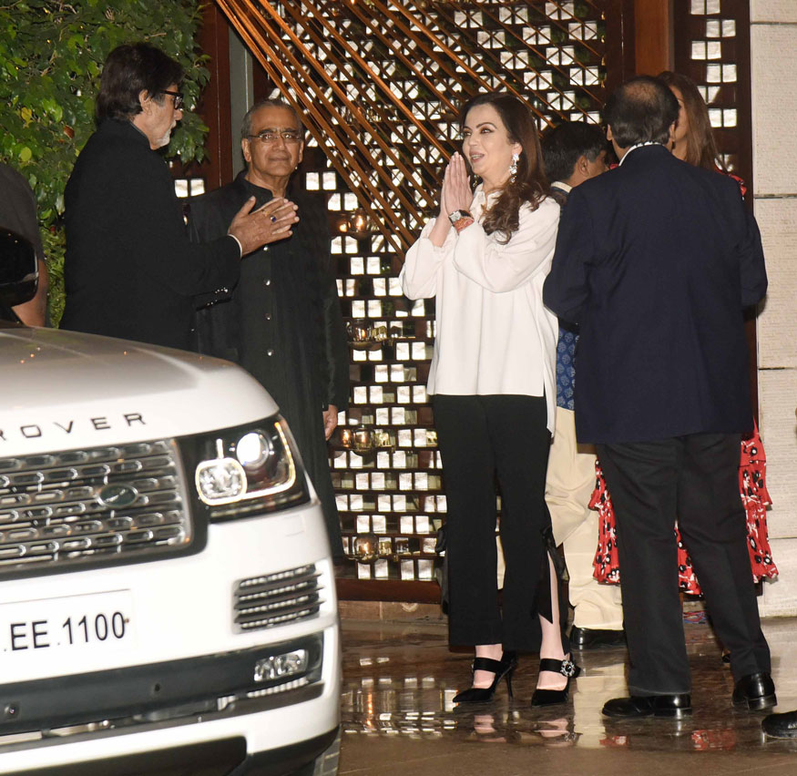 Amitabh Bachchan at Mukesh Ambani's Party in Mumbai. Amitabh Bachchan,Shah Rukh Khan,Sachin Tendulkar,Karan Johar,Mukesh Ambani Party,Mukesh Ambani Party pics,Mukesh Ambani Party images,Mukesh Ambani Party stills,Mukesh Ambani Party pictures,Mukesh Ambani Party photos