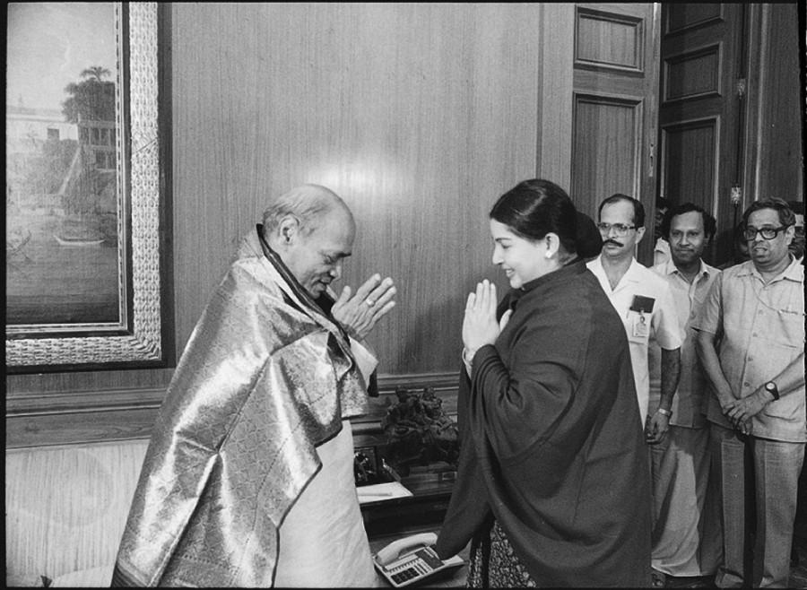 Tamil Nadu CM J Jayalalithaa with former prime minister Narasimha Rao in New Delhi on 16 July 1991. Jayalalithaa,Jayalalitha,Jayalalithaa 1st Death Anniversary,Jayalalithaa Death Anniversary,Jayalalithaa rare pics,Jayalalithaa rare images,Jayalalithaa rare stills,Jayalalithaa rare pictures,Jayalalithaa rare photos,Jayalalithaa unseen pics,Jayalalithaa u