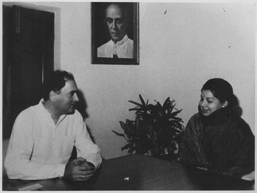 J Jayalalithaa with former prime minister Rajiv Gandhi in New Delhi on 6 April 1989. Jayalalithaa,Jayalalitha,Jayalalithaa 1st Death Anniversary,Jayalalithaa Death Anniversary,Jayalalithaa rare pics,Jayalalithaa rare images,Jayalalithaa rare stills,Jayalalithaa rare pictures,Jayalalithaa rare photos,Jayalalithaa unseen pics,Jayalalithaa u