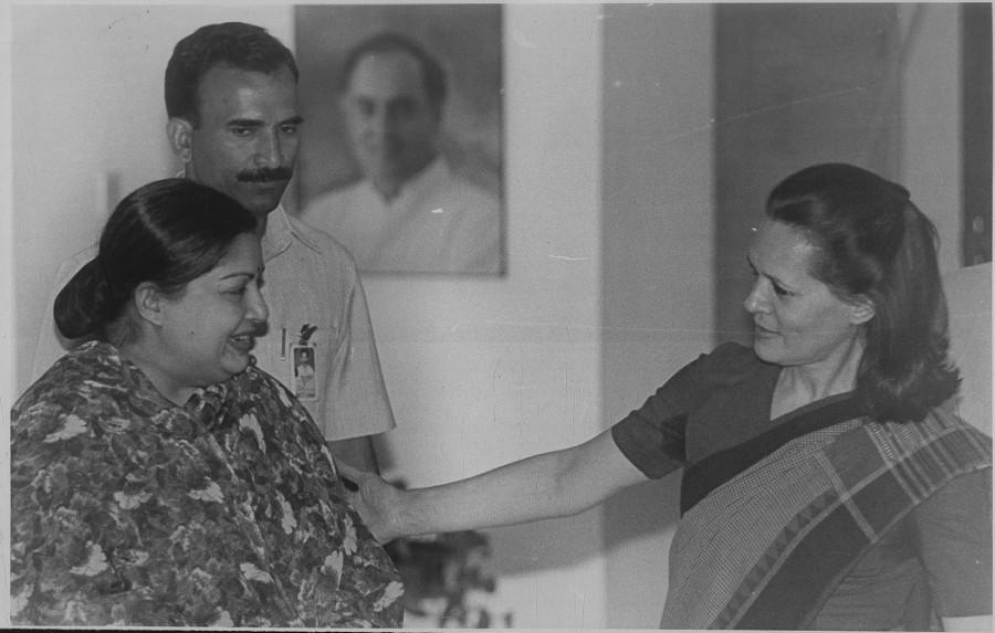 Congress president Sonia Gandhi welcoming AIADMK supremo Jayalalithaa at her residence in New Delhi on 15 April 1999. Jayalalithaa,Jayalalitha,Jayalalithaa 1st Death Anniversary,Jayalalithaa Death Anniversary,Jayalalithaa rare pics,Jayalalithaa rare images,Jayalalithaa rare stills,Jayalalithaa rare pictures,Jayalalithaa rare photos,Jayalalithaa unseen pics,Jayalalithaa u