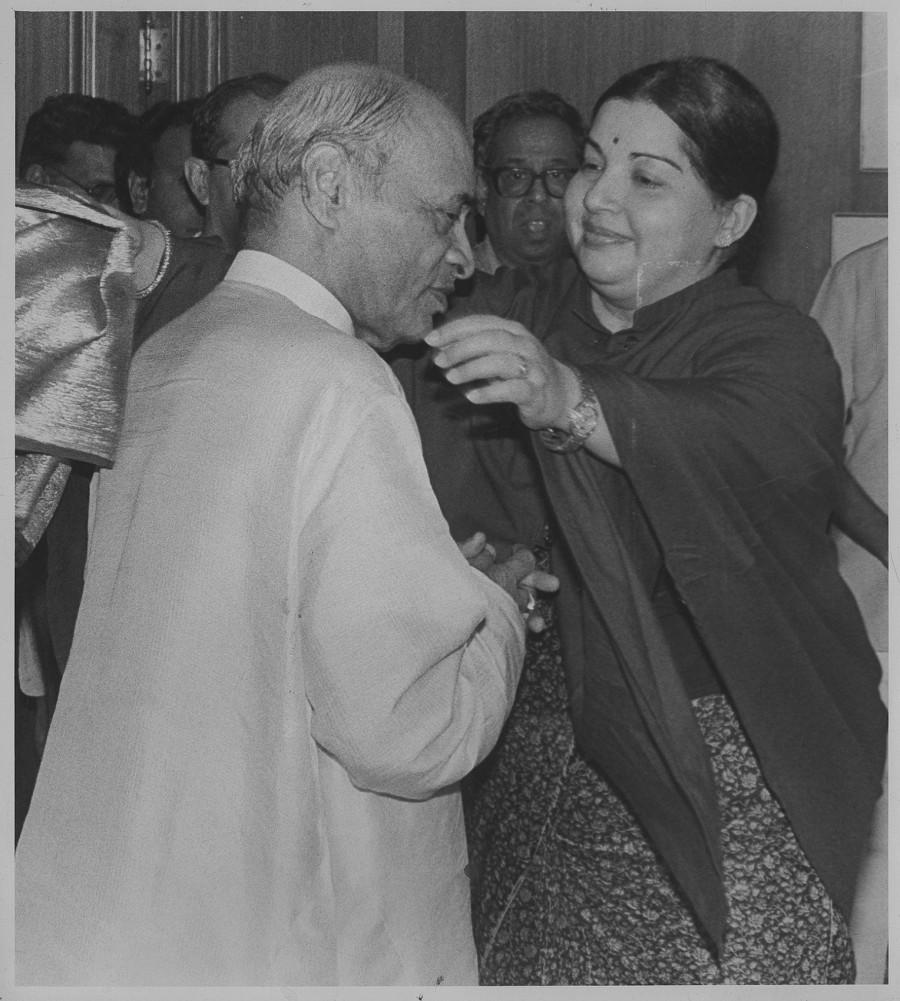 J Jayalalithaa with former prime minister Narasimha Rao in New Delhi on 16 July 1991. Jayalalithaa,Jayalalitha,Jayalalithaa 1st Death Anniversary,Jayalalithaa Death Anniversary,Jayalalithaa rare pics,Jayalalithaa rare images,Jayalalithaa rare stills,Jayalalithaa rare pictures,Jayalalithaa rare photos,Jayalalithaa unseen pics,Jayalalithaa u