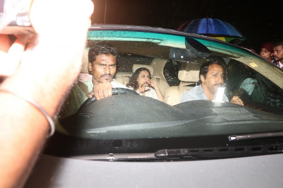 Bollywood actress Rani Mukerji at Shashi Kapoor's house. Rani Mukerji,actress Rani Mukerji,Rani Mukerji at Shashi Kapoor's house,Shashi Kapoor,Shashi Kapoor dead,Shashi Kapoor died,Shashi Kapoor passes away