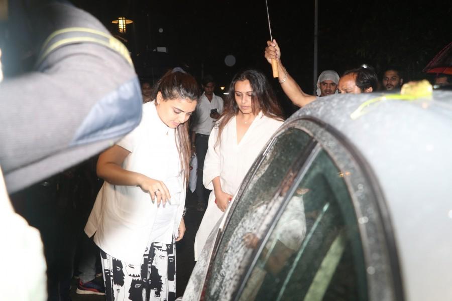 Bollywood actress Rani Mukerji at Shashi Kapoor's house. Rani Mukerji,actress Rani Mukerji,Rani Mukerji at Shashi Kapoor's house,Shashi Kapoor,Shashi Kapoor dead,Shashi Kapoor died,Shashi Kapoor passes away