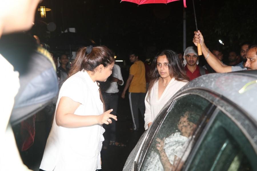 Bollywood actress Rani Mukerji at Shashi Kapoor's house. Rani Mukerji,actress Rani Mukerji,Rani Mukerji at Shashi Kapoor's house,Shashi Kapoor,Shashi Kapoor dead,Shashi Kapoor died,Shashi Kapoor passes away