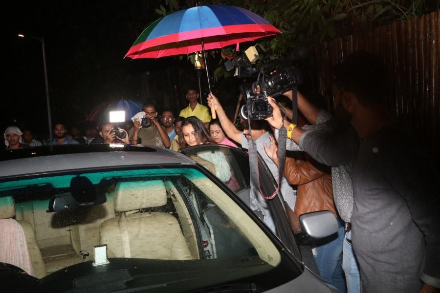 Bollywood actress Rani Mukerji at Shashi Kapoor's house. Rani Mukerji,actress Rani Mukerji,Rani Mukerji at Shashi Kapoor's house,Shashi Kapoor,Shashi Kapoor dead,Shashi Kapoor died,Shashi Kapoor passes away