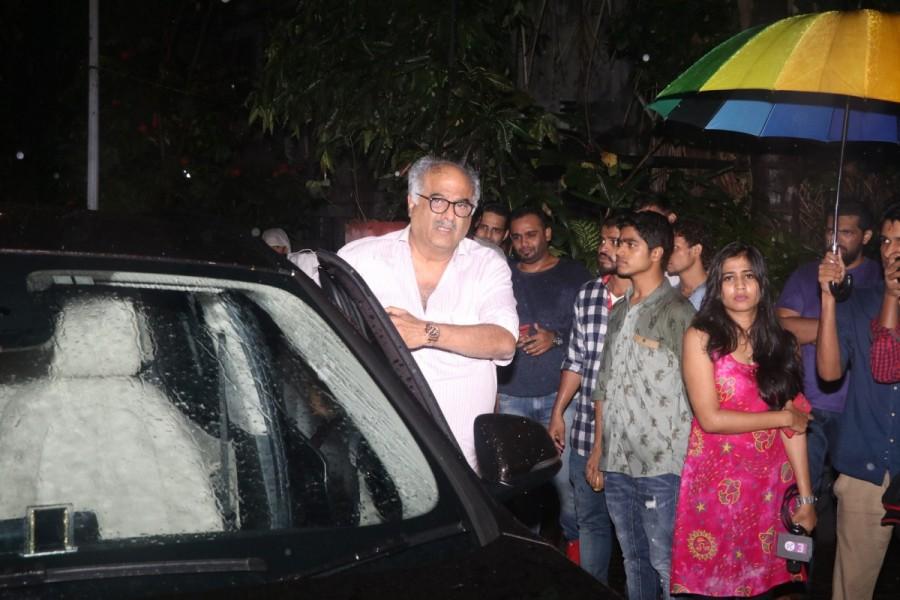 Boney Kapoor pays his respects to Shashi Kapoor Boney Kapoor,Saif Ali Khan,Kareena,Karishma Babita,Shashi Kapoor's house,Shashi Kapoor house,Shashi Kapoor dead,shashi kapoor passed away,Shashi Kapoor death,Shashi Kapoor died,shashi kapoor demise