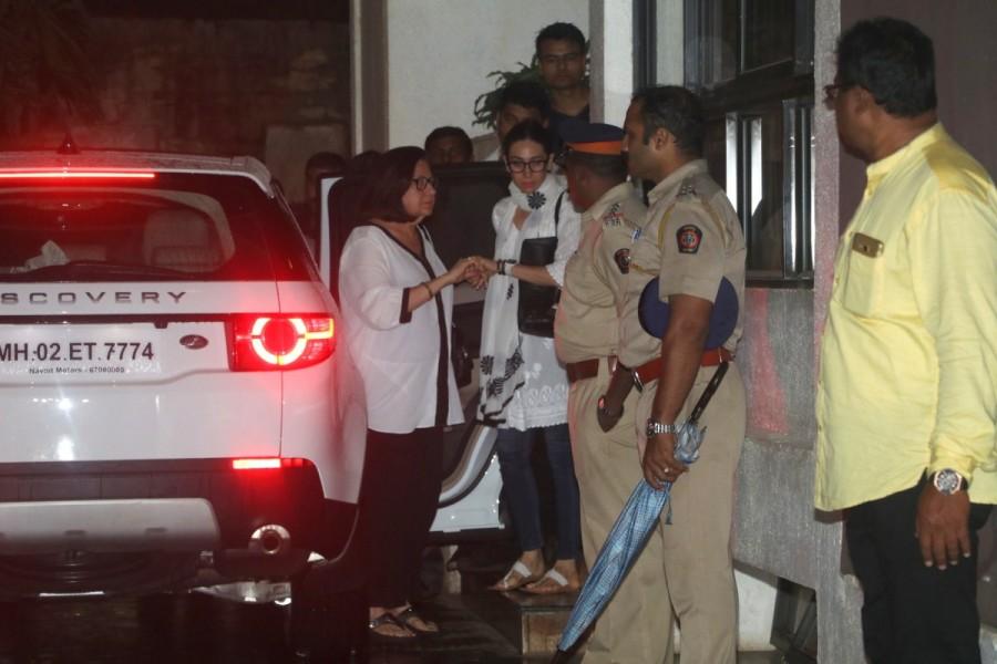 Saif Ali Khan, Kareena Kapoor, Boney pay their respects to Shashi Kapoor. Boney Kapoor,Saif Ali Khan,Kareena,Karishma Babita,Shashi Kapoor's house,Shashi Kapoor house,Shashi Kapoor dead,shashi kapoor passed away,Shashi Kapoor death,Shashi Kapoor died,shashi kapoor demise