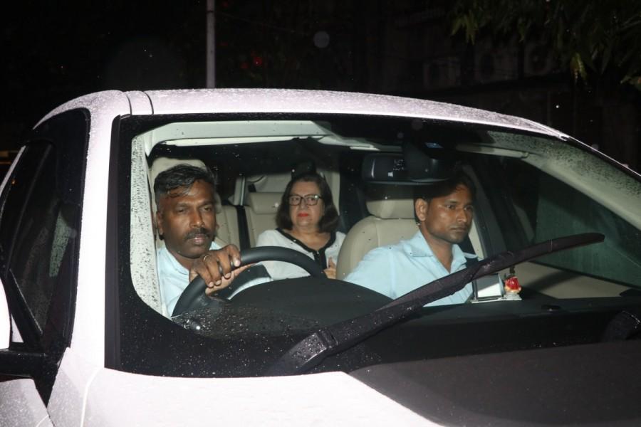 Saif Ali Khan, Kareena Kapoor, Boney pay their respects to Shashi Kapoor. Boney Kapoor,Saif Ali Khan,Kareena,Karishma Babita,Shashi Kapoor's house,Shashi Kapoor house,Shashi Kapoor dead,shashi kapoor passed away,Shashi Kapoor death,Shashi Kapoor died,shashi kapoor demise