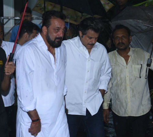 Shashi Kapoor's funeral: Sanjay Dutt, Anil Kapoor pay last respects. Sanjay Dutt,Anil Kapoor,Naseeruddin Shah,Ratna Pathak,Shashi Kapoor last rites,Shashi Kapoor funeral,Shashi Kapoor funeral pics,Shashi Kapoor funeral images,Shashi Kapoor funeral stills,Shashi Kapoor funeral pictures