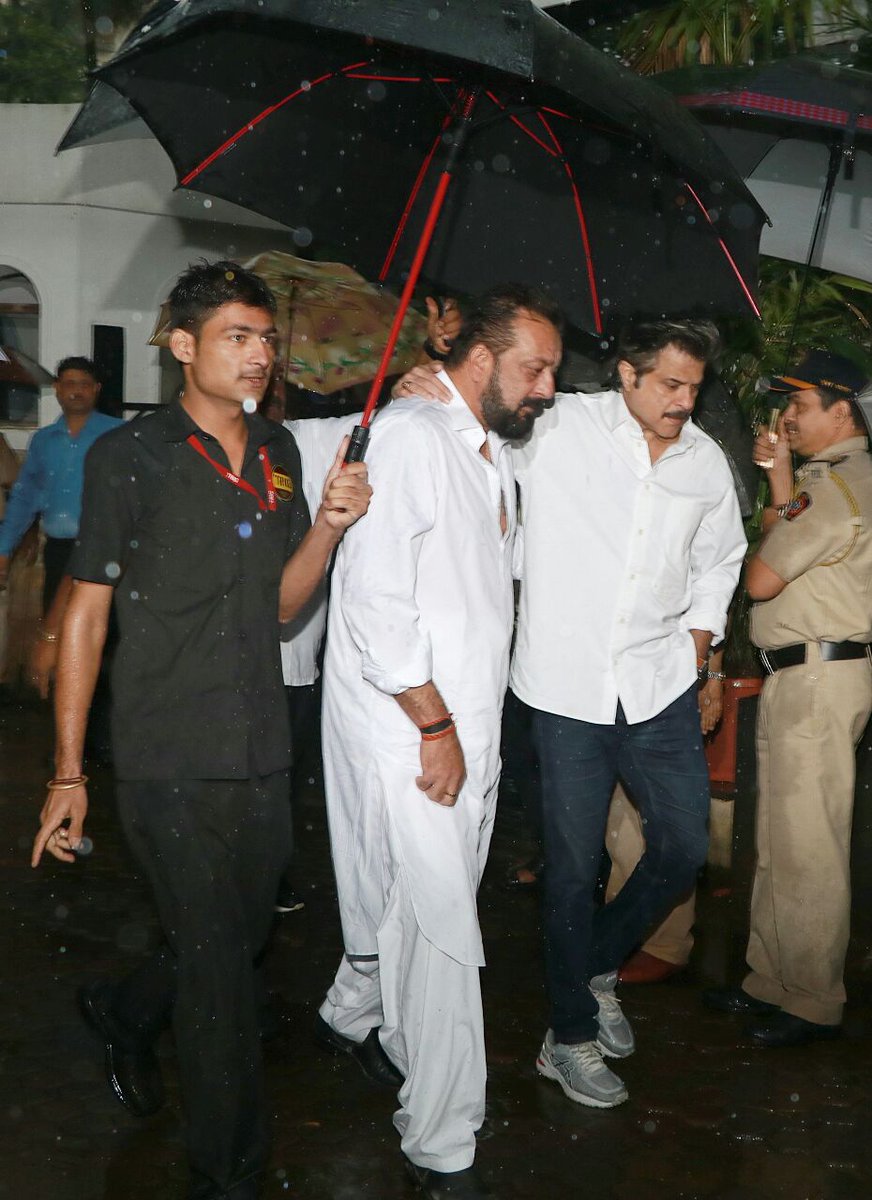 Shashi Kapoor's funeral: Actor Sanjay Dutt, Anil Kapoor pay last respects. Sanjay Dutt,Anil Kapoor,Naseeruddin Shah,Ratna Pathak,Shashi Kapoor last rites,Shashi Kapoor funeral,Shashi Kapoor funeral pics,Shashi Kapoor funeral images,Shashi Kapoor funeral stills,Shashi Kapoor funeral pictures
