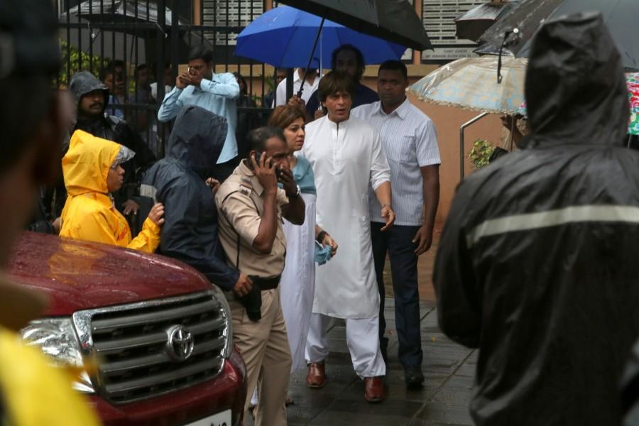 Shah Rukh Khan pays last respects to Shashi Kapoor. Shashi Kapoor funeral,Shashi Kapoor funeral pics,Shah Rukh Khan,SRK,Shah Rukh Khan at Shashi Kapoor funeral,SRK at Shashi Kapoor funeral,Shashi Kapoor funeral images,Shashi Kapoor funeral stills,Shashi Kapoor funeral pictures,Shashi Kapoor funeral photos