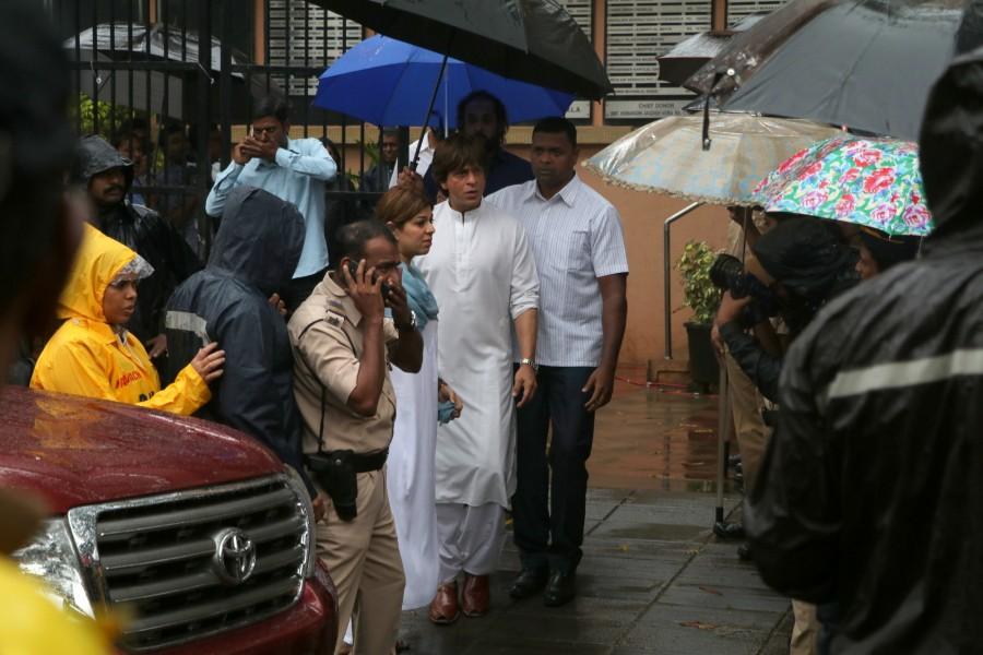 Actor Shah Rukh Khan pays last respects to Shashi Kapoor. Shashi Kapoor funeral,Shashi Kapoor funeral pics,Shah Rukh Khan,SRK,Shah Rukh Khan at Shashi Kapoor funeral,SRK at Shashi Kapoor funeral,Shashi Kapoor funeral images,Shashi Kapoor funeral stills,Shashi Kapoor funeral pictures,Shashi Kapoor funeral photos