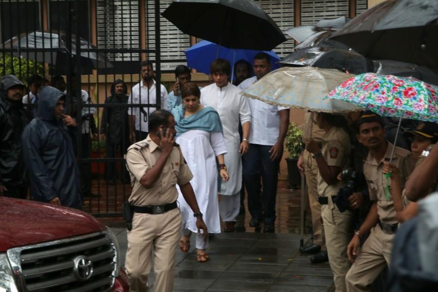 Bollywood Actor Shah Rukh Khan pays last respects to Shashi Kapoor. Shashi Kapoor funeral,Shashi Kapoor funeral pics,Shah Rukh Khan,SRK,Shah Rukh Khan at Shashi Kapoor funeral,SRK at Shashi Kapoor funeral,Shashi Kapoor funeral images,Shashi Kapoor funeral stills,Shashi Kapoor funeral pictures,Shashi Kapoor funeral photos