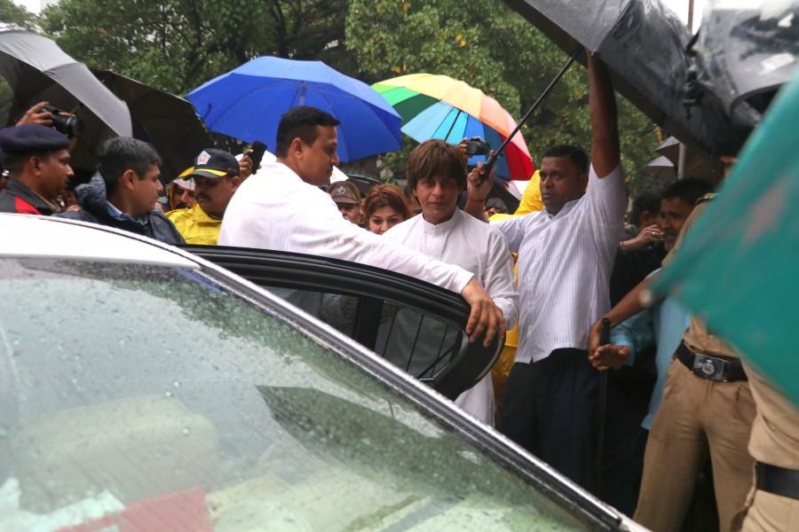 Shashi Kapoor funeral: Bollywood actor Shah Rukh Khan arrives to pay his last respects Shashi Kapoor funeral,Shashi Kapoor funeral pics,Shah Rukh Khan,SRK,Shah Rukh Khan at Shashi Kapoor funeral,SRK at Shashi Kapoor funeral,Shashi Kapoor funeral images,Shashi Kapoor funeral stills,Shashi Kapoor funeral pictures,Shashi Kapoor funeral photos