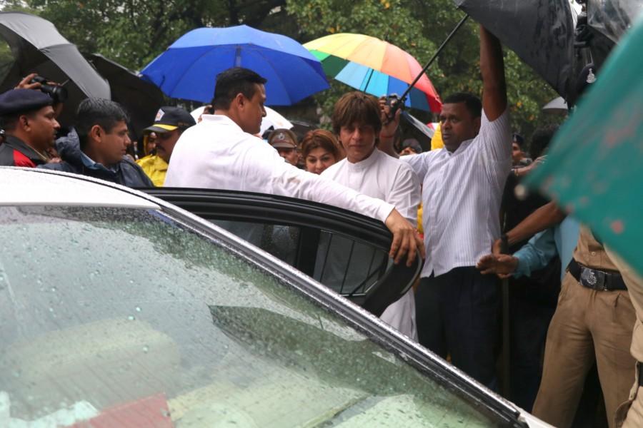 SRK at Shashi Kapoor funeral Shashi Kapoor funeral,Shashi Kapoor funeral pics,Shah Rukh Khan,SRK,Shah Rukh Khan at Shashi Kapoor funeral,SRK at Shashi Kapoor funeral,Shashi Kapoor funeral images,Shashi Kapoor funeral stills,Shashi Kapoor funeral pictures,Shashi Kapoor funeral photos