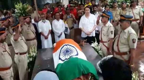 Veteran actor-filmmaker Shashi Kapoor, who passed away here on Monday at the age of 79, was wrapped in the tricolour and given a three-gun salute by the police for his last rites at the Santacruz Hindu Crematorium on Tuesday. The veteran matinee star, who breathed his last at 5.20 p.m. at the Kokilaben Dhirubhai Ambani Hospital on Monday after a period of hospitalisation, was cremated at a state funeral. Shashi Kapoor,Shashi Kapoor last rites,Shashi Kapoor funeral,Shashi Kapoor funeral pics,Shashi Kapoor funeral images,Shashi Kapoor funeral stills,Shashi Kapoor funeral pictures,Shashi Kapoor funeral photos