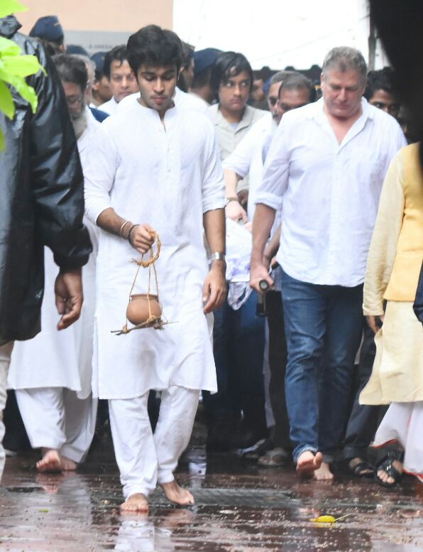 He was honoured with the Padma Bhushan -- the third highest civilian honour -- by the Government of India in 2011. In 2015, he was bestowed with the Dadasaheb Phalke Award. Shashi Kapoor,Shashi Kapoor last rites,Shashi Kapoor funeral,Shashi Kapoor funeral pics,Shashi Kapoor funeral images,Shashi Kapoor funeral stills,Shashi Kapoor funeral pictures,Shashi Kapoor funeral photos