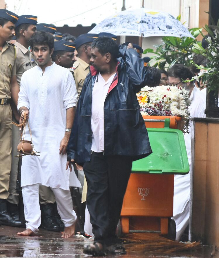 He was married to British actress Jennifer Kendal, who died in September 1984. Shashi Kapoor is survived by daughter Sanjana Kapoor and two sons Kunal and Karan Kapoor. Shashi Kapoor,Shashi Kapoor last rites,Shashi Kapoor funeral,Shashi Kapoor funeral pics,Shashi Kapoor funeral images,Shashi Kapoor funeral stills,Shashi Kapoor funeral pictures,Shashi Kapoor funeral photos